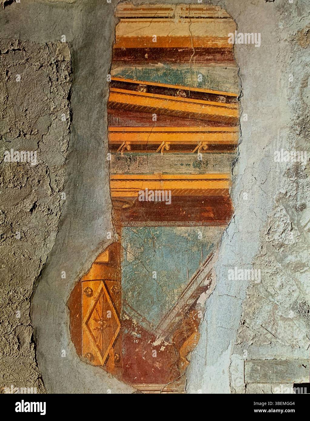 Questa quarta veduta del muro occidentale in Oecus 43 presso la Casa del labirinto di Pompei, sottolinea ulteriormente l'abilità degli artisti di affreschi romani del i secolo nella creazione di scene murali dinamiche e dettagliate. Foto Stock