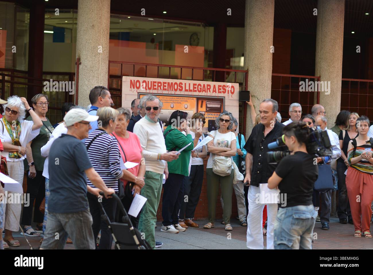 Logroño, la Rioja, Spagna. 29 maggio 2025. I manifestanti si sono mobilitati per denunciare i continui tagli di bilancio che stanno seriamente danneggiando l'assistenza sanitaria pubblica a la Rioja. Hanno chiesto l'immediato rafforzamento dell'assistenza sanitaria di base, un aumento del numero di personale sanitario e la garanzia di consultazioni mediche in modo tempestivo. La piattaforma organizzativa denuncia il progressivo deterioramento dei centri sanitari rurali, la saturazione dei pronto soccorso ospedaliero e le crescenti liste d'attesa. Richiedono investimenti reali in infrastrutture sanitarie, migliori condizioni di lavoro per la professione Foto Stock