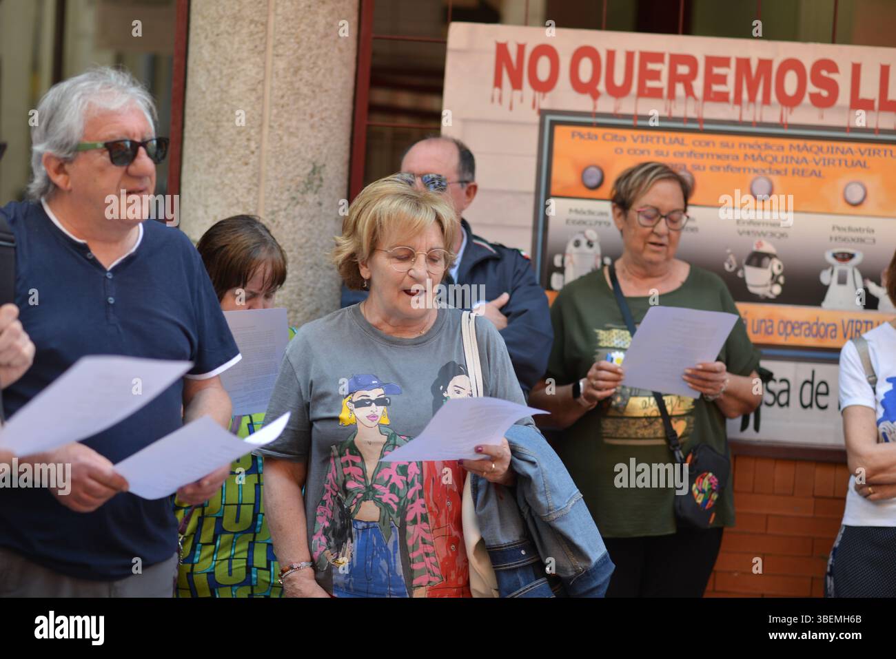 Logroño, la Rioja, Spagna. 29 maggio 2025. I manifestanti si sono mobilitati per denunciare i continui tagli di bilancio che stanno seriamente danneggiando l'assistenza sanitaria pubblica a la Rioja. Hanno chiesto l'immediato rafforzamento dell'assistenza sanitaria di base, un aumento del numero di personale sanitario e la garanzia di consultazioni mediche in modo tempestivo. La piattaforma organizzativa denuncia il progressivo deterioramento dei centri sanitari rurali, la saturazione dei pronto soccorso ospedaliero e le crescenti liste d'attesa. Richiedono investimenti reali in infrastrutture sanitarie, migliori condizioni di lavoro per la professione Foto Stock