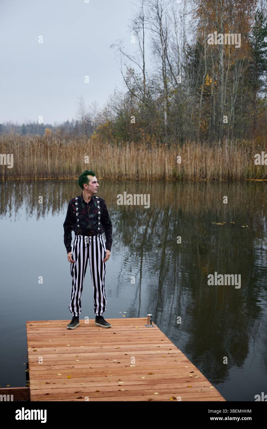L'eccentrico Performer on the Pier presenta incredibili riflessi autunnali nella natura circostante Foto Stock