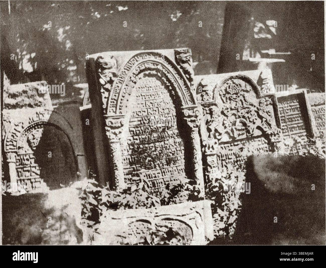 Questa fotografia del 1928 del vecchio cimitero ebraico di Leopoli, scattata da Josef Awin, mostra il significato storico e l'architettura del sito, una parte fondamentale del patrimonio ebraico nella regione. Foto Stock