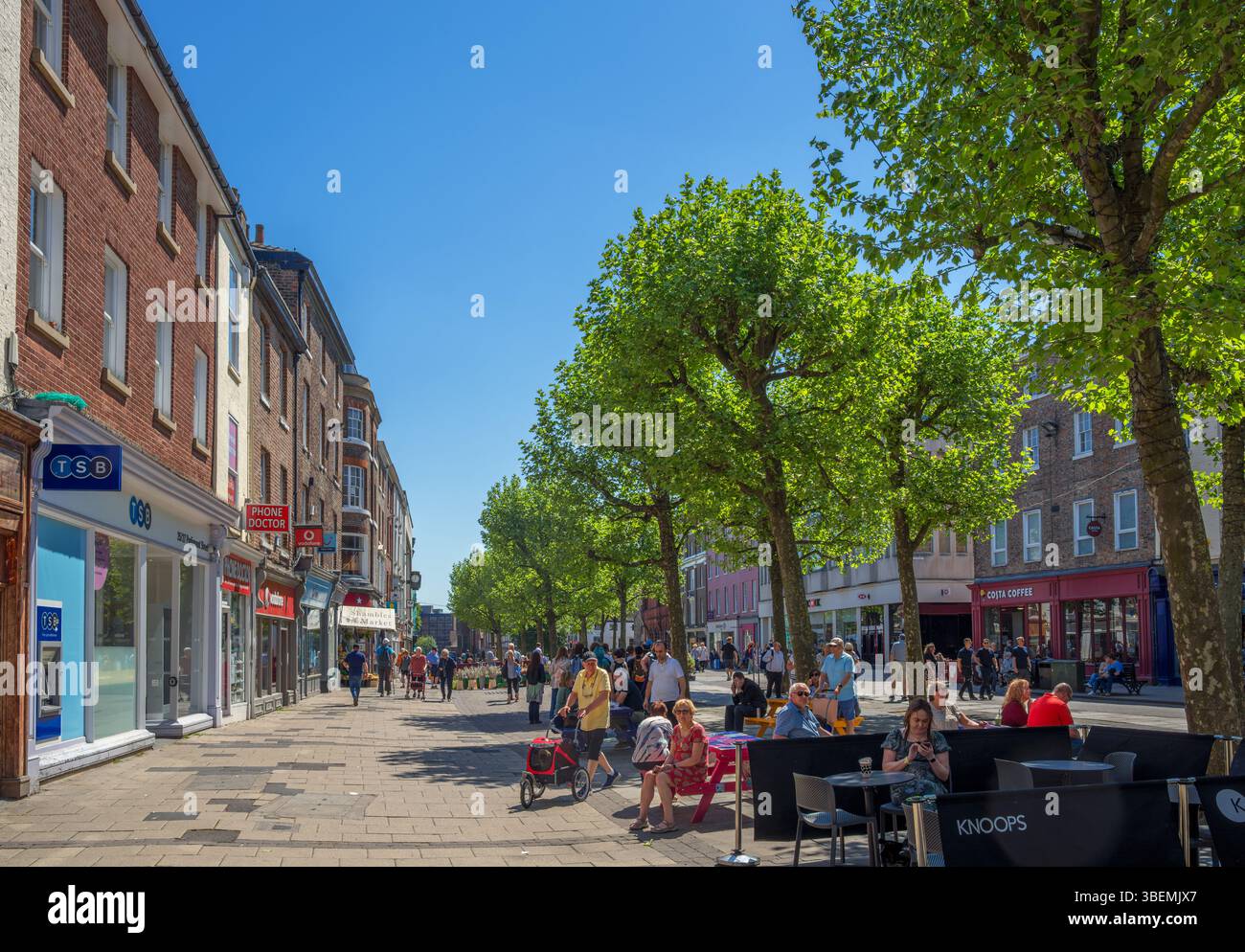 Caffè e negozi in Parliament Street, York, North Yorkshire, Inghilterra, Regno Unito Foto Stock