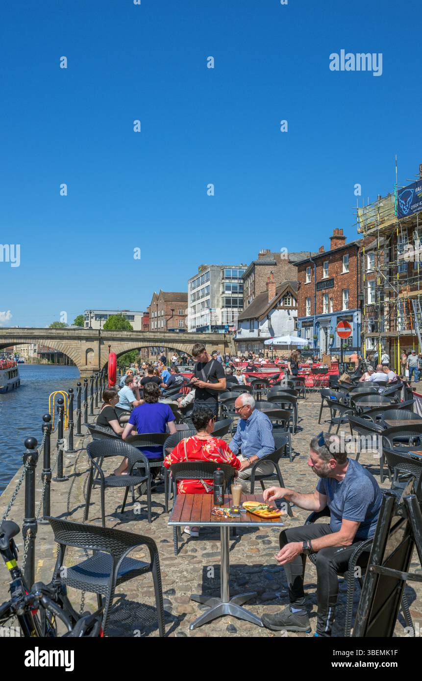 Pub sul King's Staith sul fiume Ouse, York, North Yorkshire, Inghilterra, Regno Unito Foto Stock