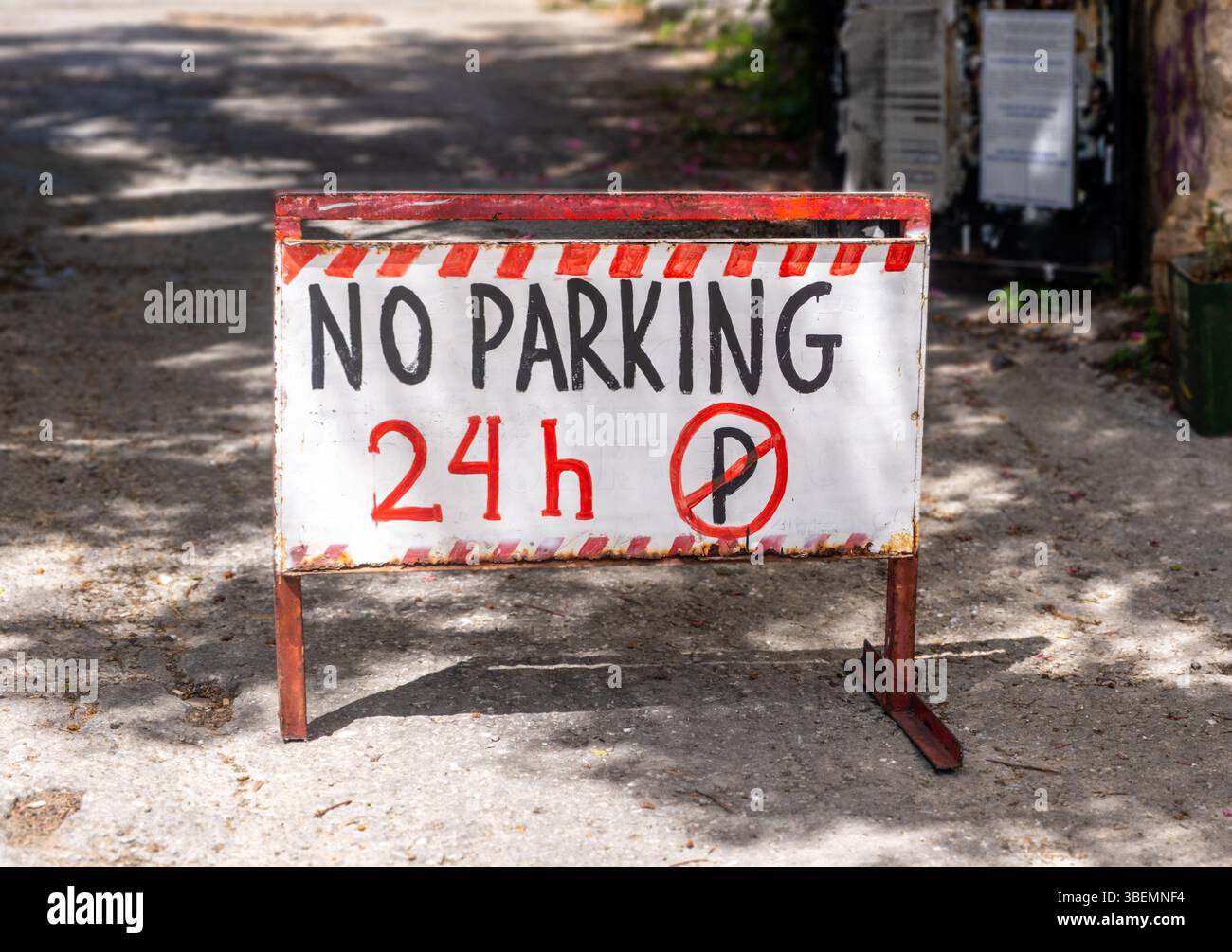 NESSUN cartello stradale per IL PARCHEGGIO. Parcheggio non disponibile 24 ore su 24 testo scritto a mano e lettera P con barra. Foto Stock