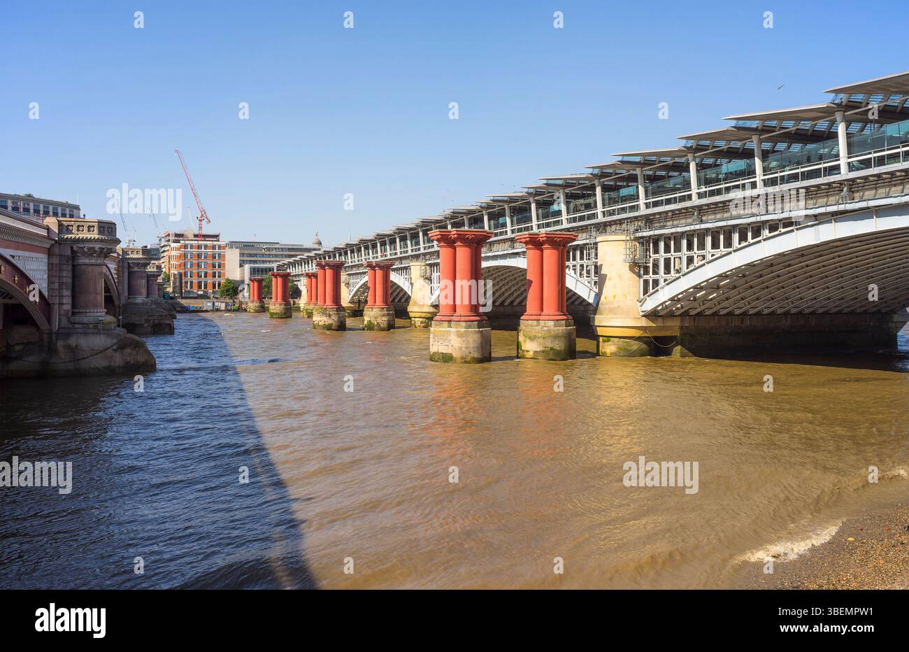 Blackfriars Road Bridge (a sinistra) e Blackfriars Railway Bridge (a destra) dalla riva sud del Tamigi a Londra, Inghilterra Foto Stock