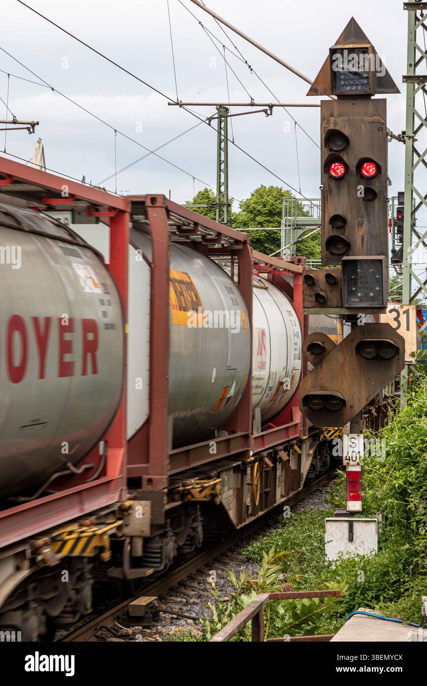 Güterzug passiert Eisenbahnsignal am Hauptbahnhof – Bonn, Nordrhein-Westfalen, Deutschland Foto Stock