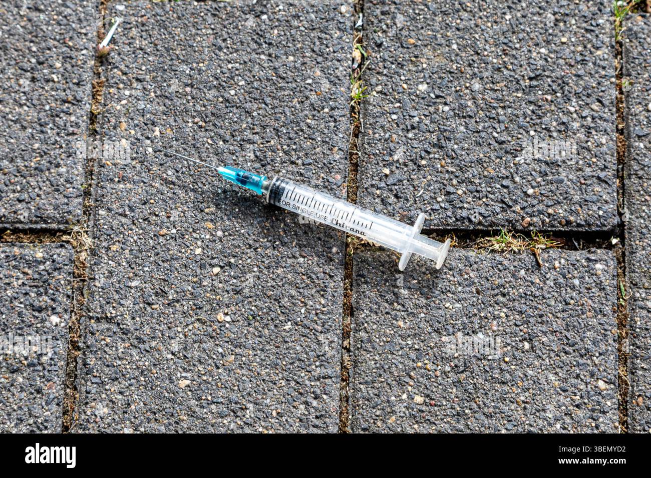 Siringa monouso dietro la stazione principale Foto Stock