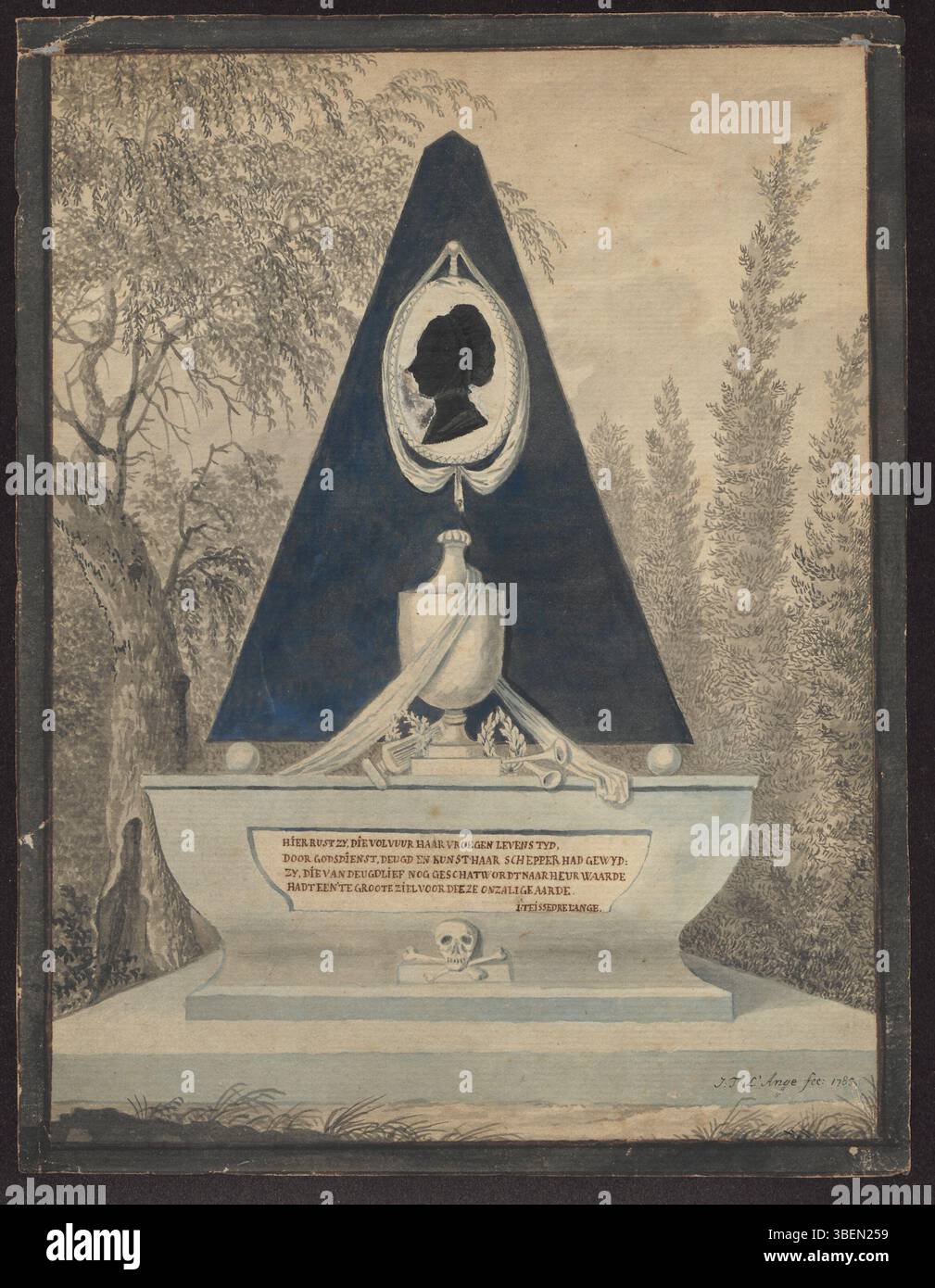 Questa è una vista di una tomba con un'iscrizione e un ritratto sagomato di una donna sconosciuta, creato da Teissedre l'Ange. Il pezzo, catalogato sotto BWB 492, presenta lapidi, alberi e piramidi, che riflettono l'arte funeraria del XVIII secolo. Foto Stock