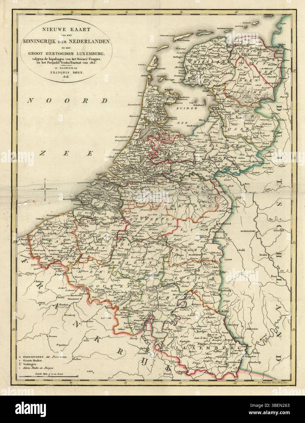 Questa mappa, creata da Cornelis van Baarsel e Zoon nel 1815, raffigura il Regno dei Paesi Bassi e il Granducato di Lussemburgo come definito dal Congresso di Vienna e dal Trattato di pace di Parigi del 1815. Include una rosa della bussola, una scala e indicatori di grado per una navigazione precisa. Foto Stock
