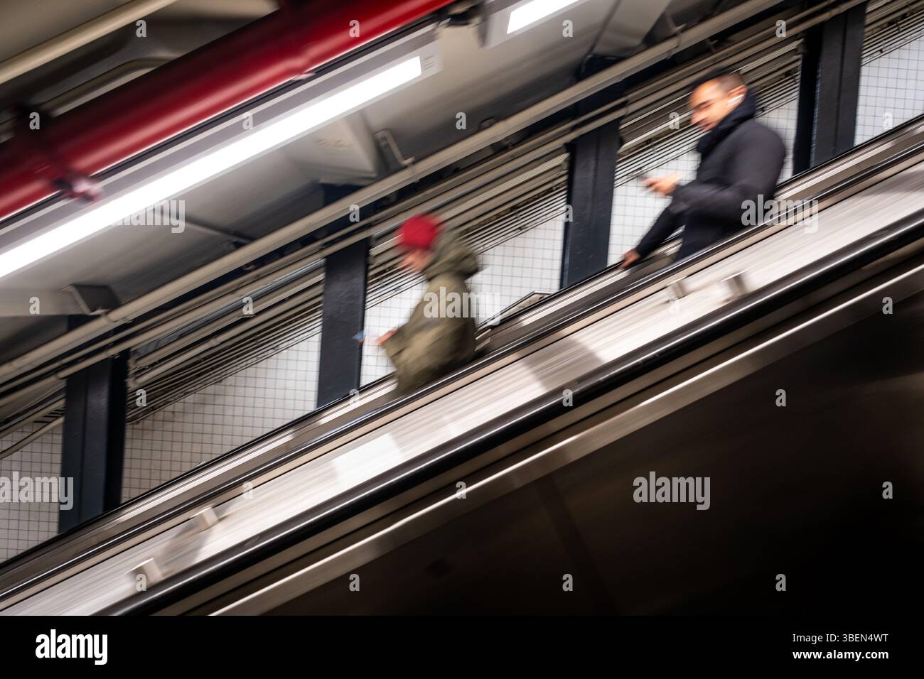 immagine sfocata della scala elettrica della stazione della metropolitana di new york Foto Stock