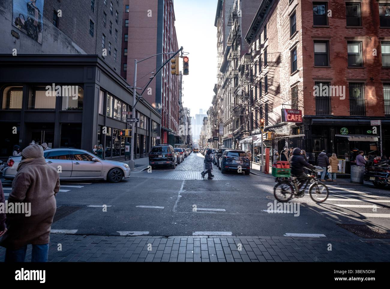 La classica e dettagliata scena di strada di Manhattan, New York. Foto Stock