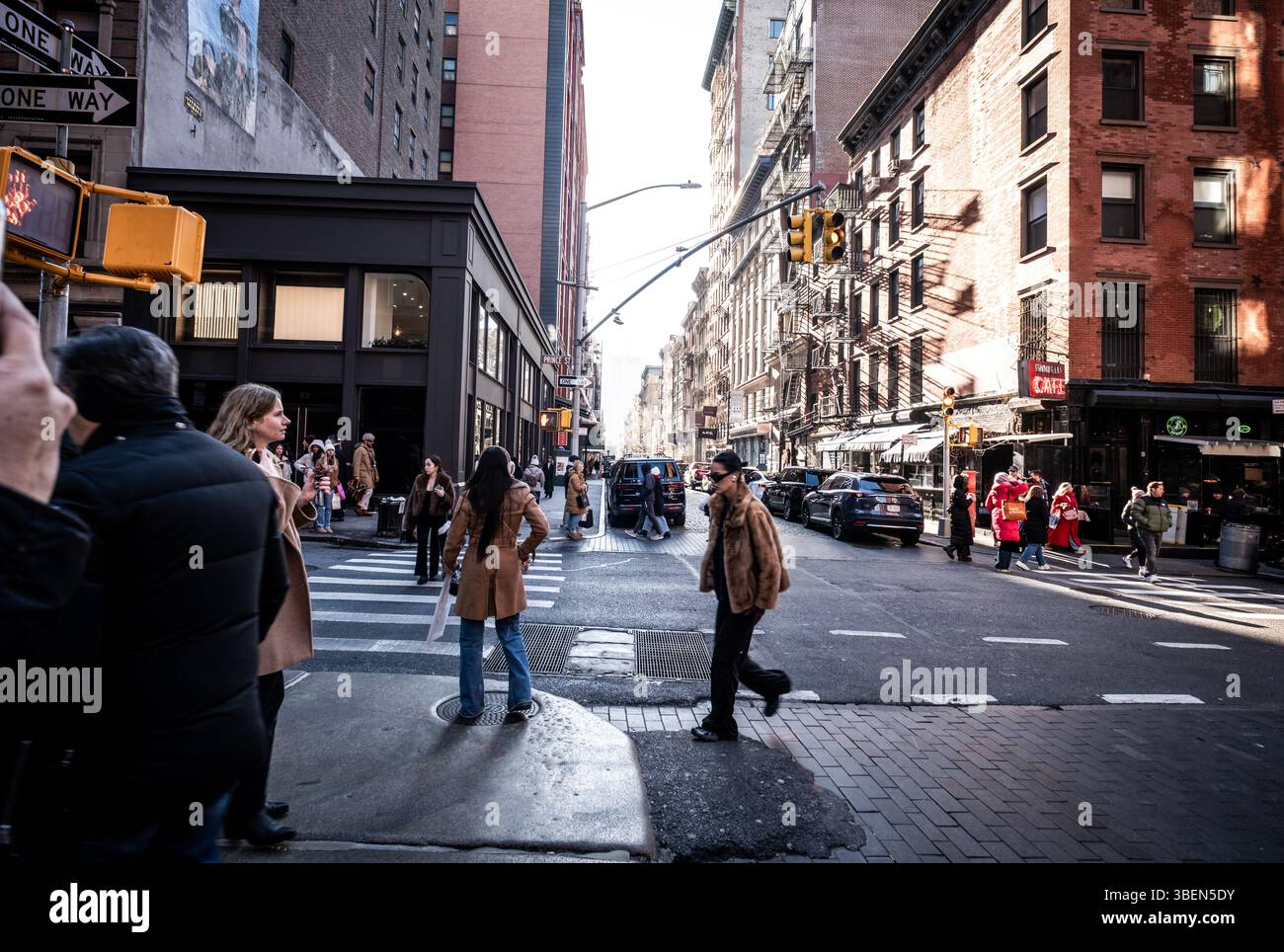 La classica e dettagliata scena di strada di Manhattan, New York. Foto Stock