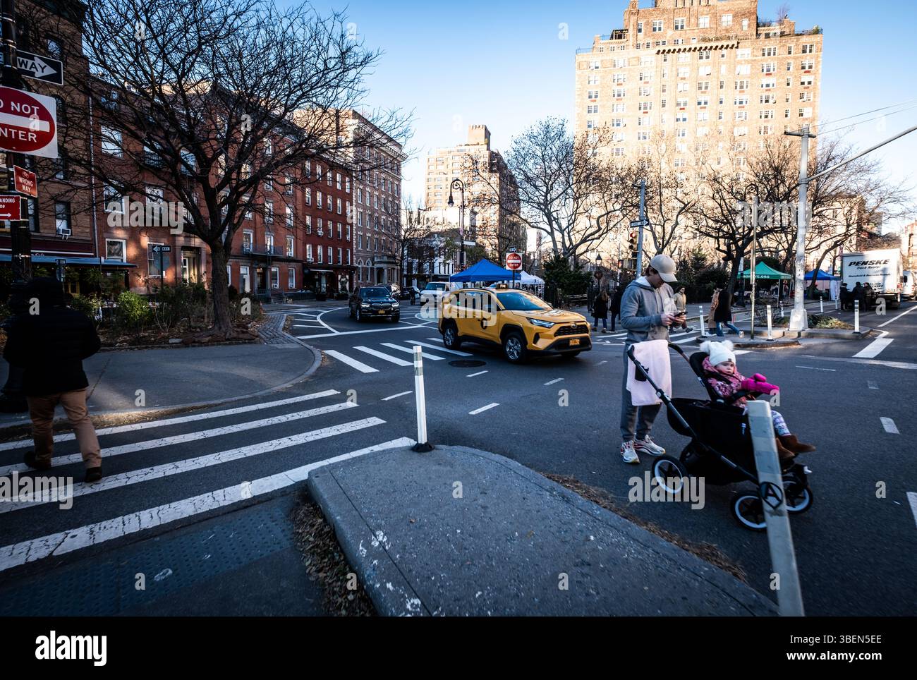 La classica e dettagliata scena di strada di Manhattan, New York. Foto Stock