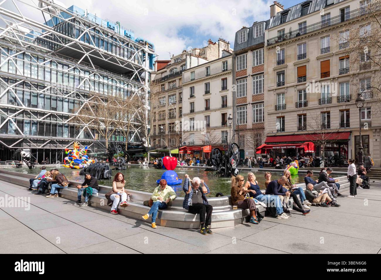 Persone che si rilassano da Fontaine Stravinsky a Place Igor Stravinsky nel 4 ° arrondissement di Parigi, Francia Foto Stock