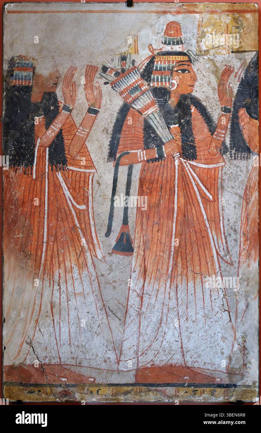 Questa antica stele egizia, risalente al 1250-1200 a.C., presenta donne in abito cerimoniale. L'artefatto rappresenta abbigliamento e rituali del nuovo Regno d'Egitto, offrendo una panoramica delle antiche usanze egiziane e della struttura sociale. Foto Stock