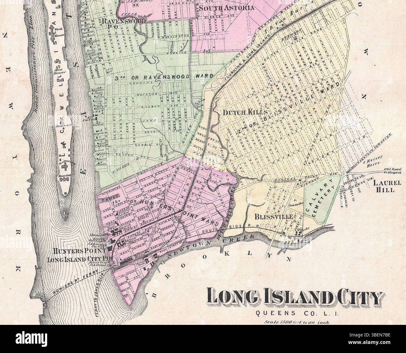 Questa mappa del 1873 di Frederick W. Beers fornisce una copertura geografica dettagliata di Long Island City, Queens, tra cui Ravenswood, Dutch Kills, Hunters Point, e il Cimitero Calvario. La mappa mette in evidenza le proprietà e le strade individuali, oltre a traghetti ed edifici di rilievo. Foto Stock