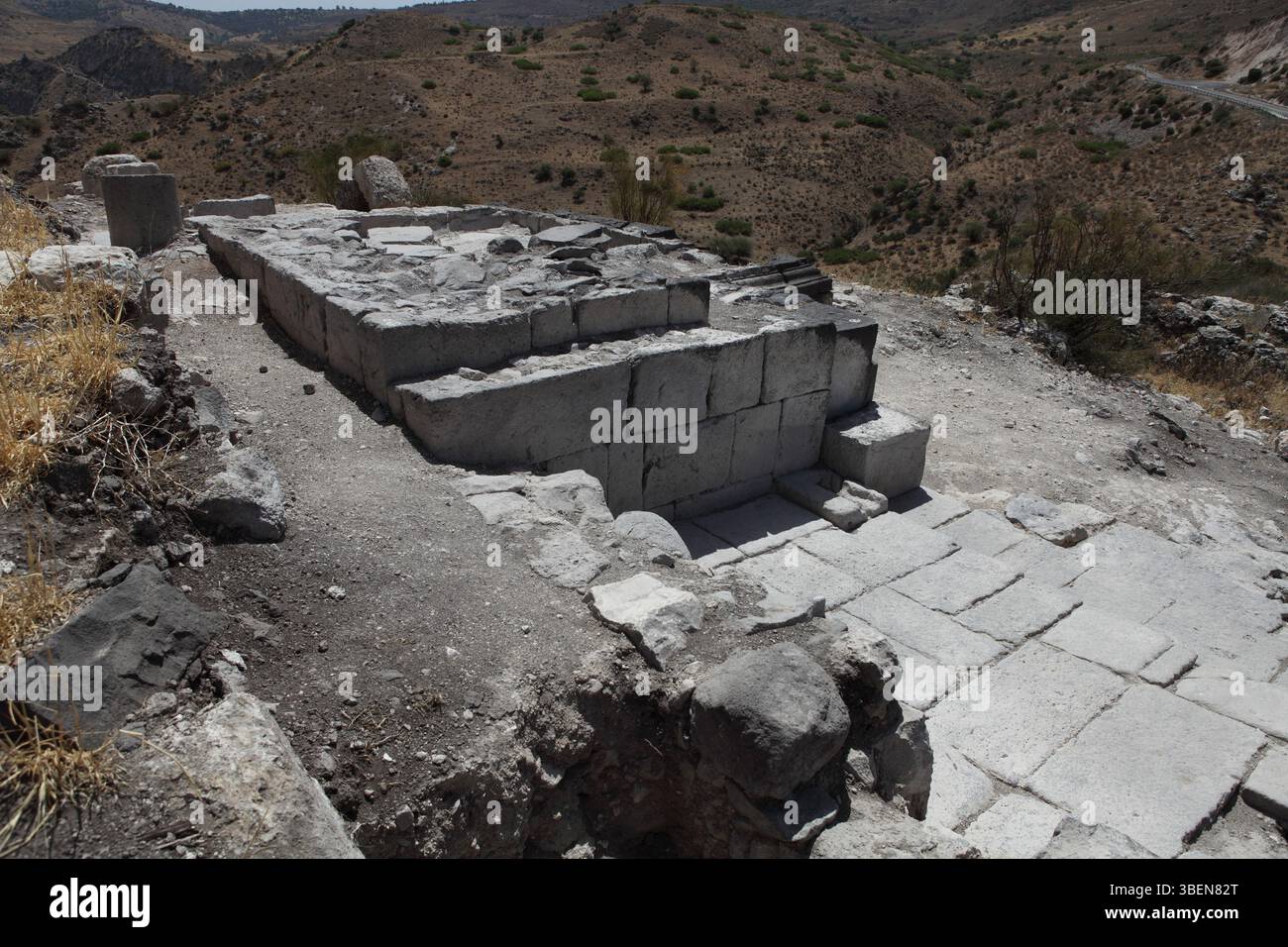 Sussite, Ippos, nella Necropoli o cimitero dei ricchi, una pietra basaltica fatta podio del monumento funerario dei Fiori che aveva un tetto a forma di cono. Foto Stock