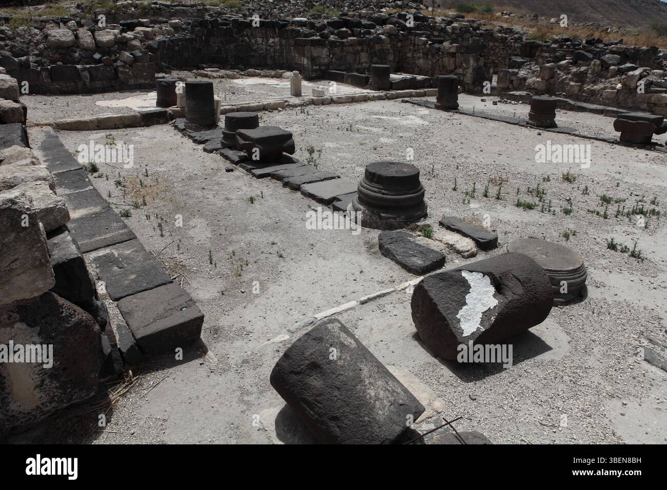 Sussita, Hippos, parti di colonne, abside, rovine della chiesa nord-orientale, costruita con pietra basaltica locale, rovinata da un terremoto nel 749. Foto Stock