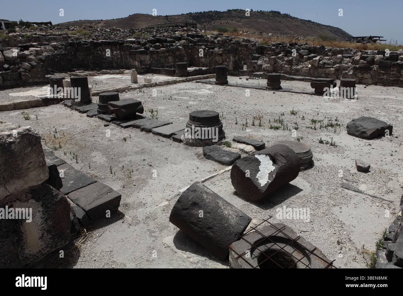 Sussita, Hippos, parti di colonne, abside, rovine della chiesa nord-orientale, costruita con pietra basaltica locale, rovinata da un terremoto nel 749. Foto Stock