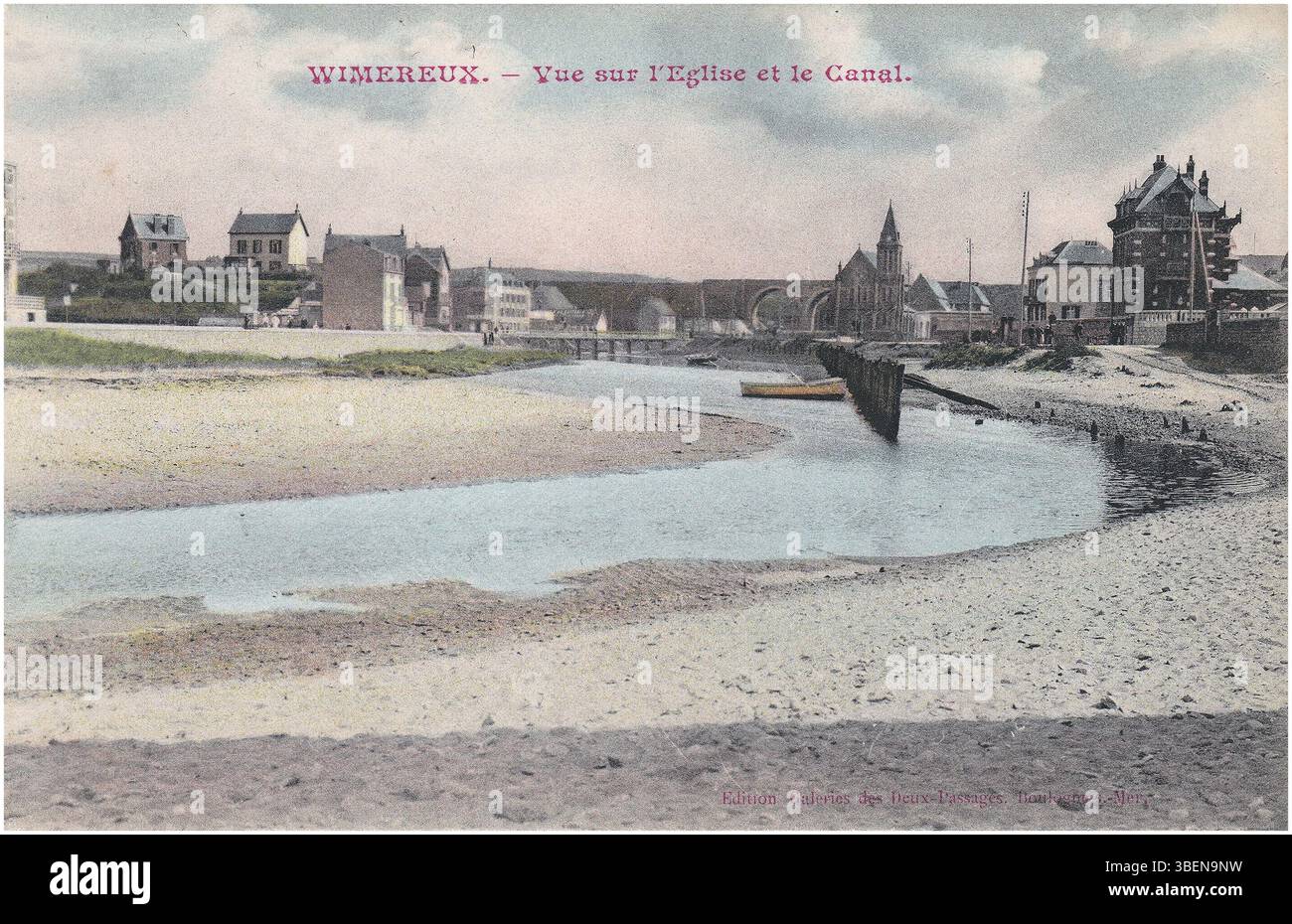 Questa vista di Wimereux in Francia, risalente all'inizio del XX secolo, cattura la chiesa, il canale e l'architettura circostante, comprese le tracce del vecchio molo di epoca napoleonica. La composizione fornisce un'istantanea panoramica di questo villaggio costiero con i suoi affascinanti chalet e strutture distintive. Foto Stock