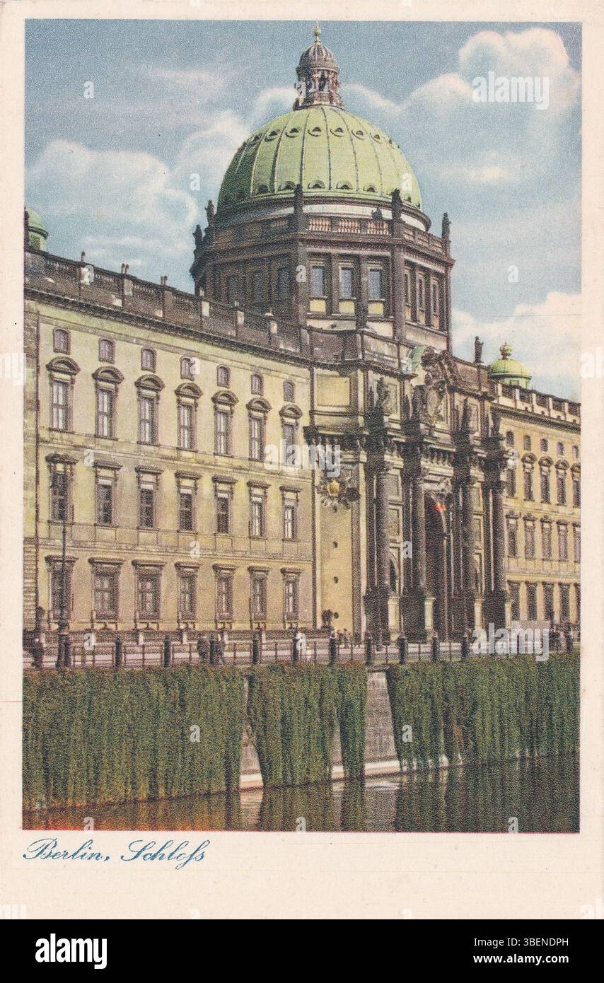 Una rappresentazione del 1925 del castello di Berlino (ex Palazzo reale) e del fiume Sprea. L'immagine mette in evidenza l'iconico castello di Berlino, un edificio storico che era centrale per la monarchia e la politica tedesca, accanto alle sponde panoramiche della Sprea nel cuore della città. Foto Stock
