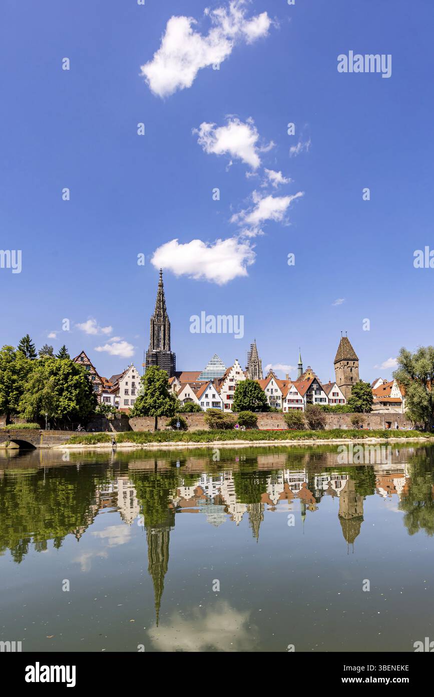 Vista sulla città di Ulma con il Danubio. Ulm Minster, Metzgerturm e la città vecchia. Ulm, Baden-Wuerttemberg, Germania, Europa Foto Stock