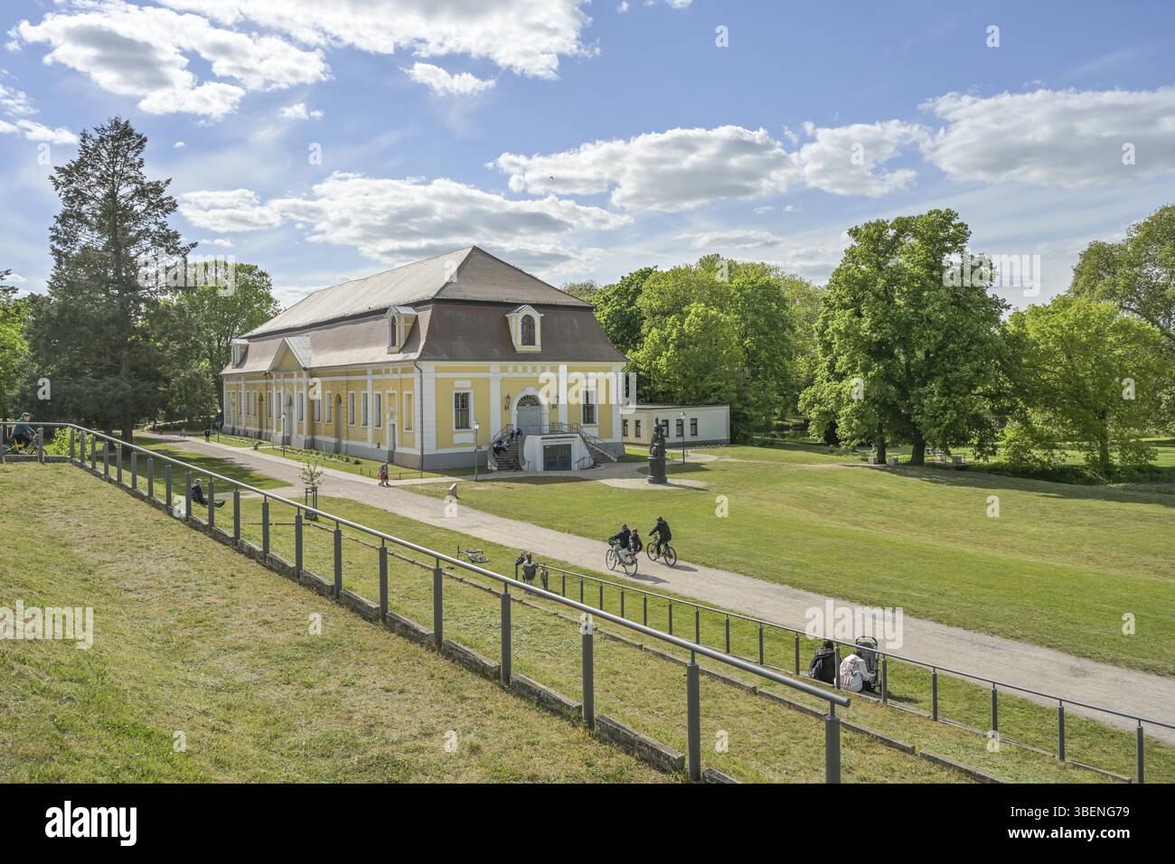 Municipio storico, Gartenstrasse, giardino del castello, Zerbst, distretto di Anhalt-Bitterfeld, Sassonia-Anhalt, Germania, Europa Foto Stock