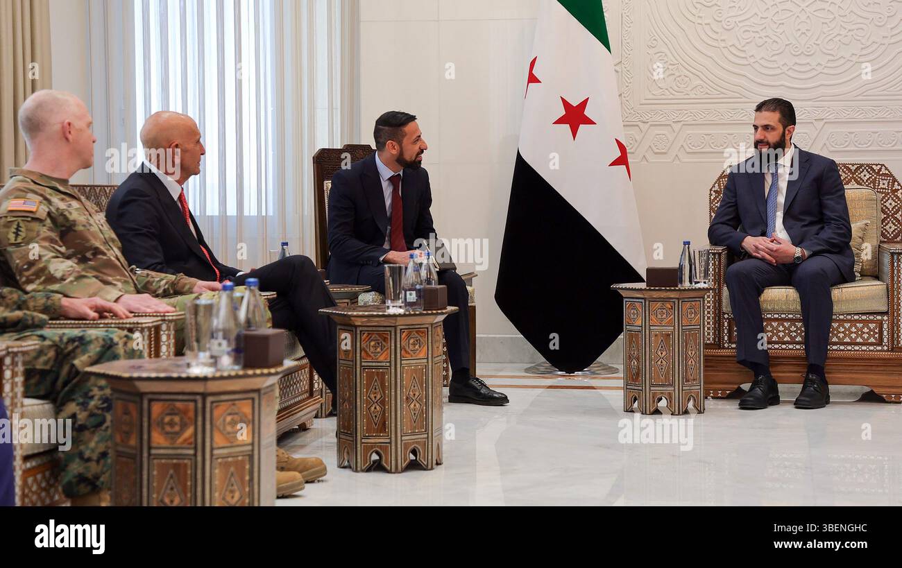 Il presidente ad interim Ahmed al-Sharaa (R) riceve l'inviato speciale degli Stati Uniti per la Siria Thomas Barrack (2-L) a Damasco, Siria, giovedì 29 maggio 2025. L'ambasciata americana in Siria è stata chiusa dopo la repressione di Assad su una rivolta anti-governativa scoppiata nel 2011 e poi sfociata in una guerra civile. Foto della Syrian Arab News Agency (sana)/UPI Credit: UPI/Alamy Live News Foto Stock