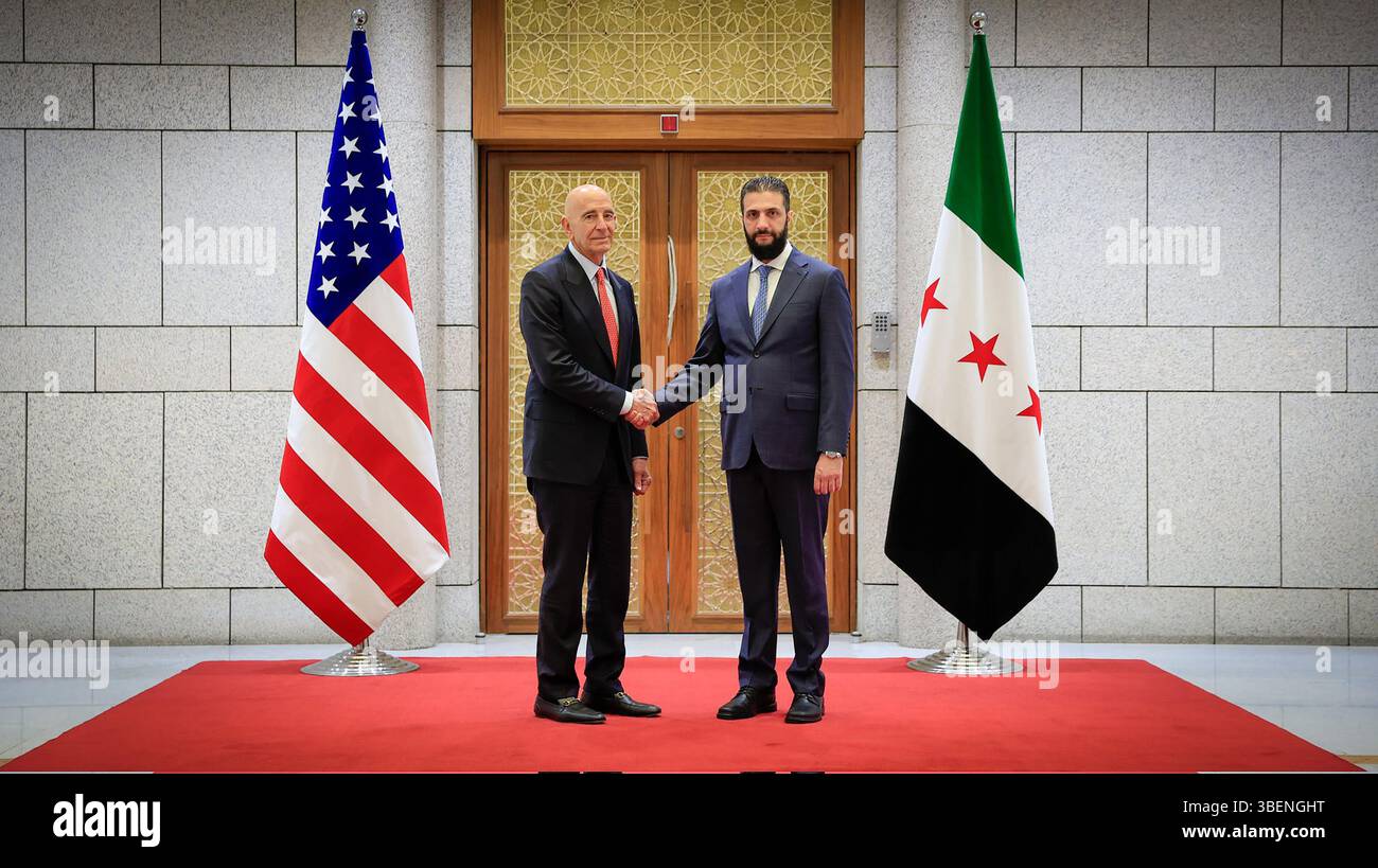 Il presidente ad interim Ahmed al-Sharaa (R) riceve l'inviato speciale degli Stati Uniti per la Siria Thomas Barrack a Damasco, Siria, giovedì 29 maggio 2025. L'ambasciata americana in Siria è stata chiusa dopo la repressione di Assad su una rivolta anti-governativa scoppiata nel 2011 e poi sfociata in una guerra civile. Foto della Syrian Arab News Agency (sana)/UPI Credit: UPI/Alamy Live News Foto Stock