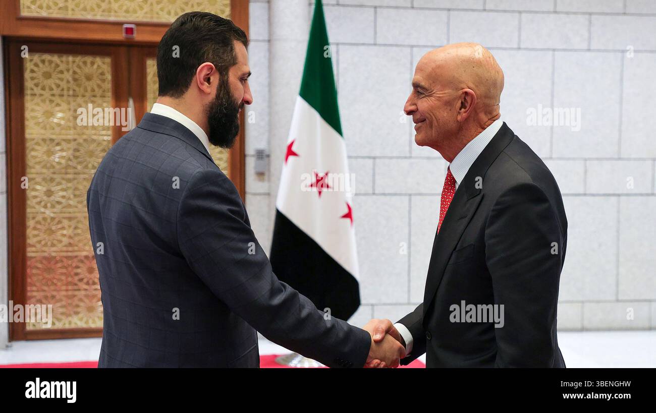 Il presidente ad interim Ahmed al-Sharaa (L) riceve l'inviato speciale degli Stati Uniti per la Siria Thomas Barrack a Damasco, in Siria, giovedì 29 maggio 2025. L'ambasciata americana in Siria è stata chiusa dopo la repressione di Assad su una rivolta anti-governativa scoppiata nel 2011 e poi sfociata in una guerra civile. Foto della Syrian Arab News Agency (sana)/UPI Credit: UPI/Alamy Live News Foto Stock