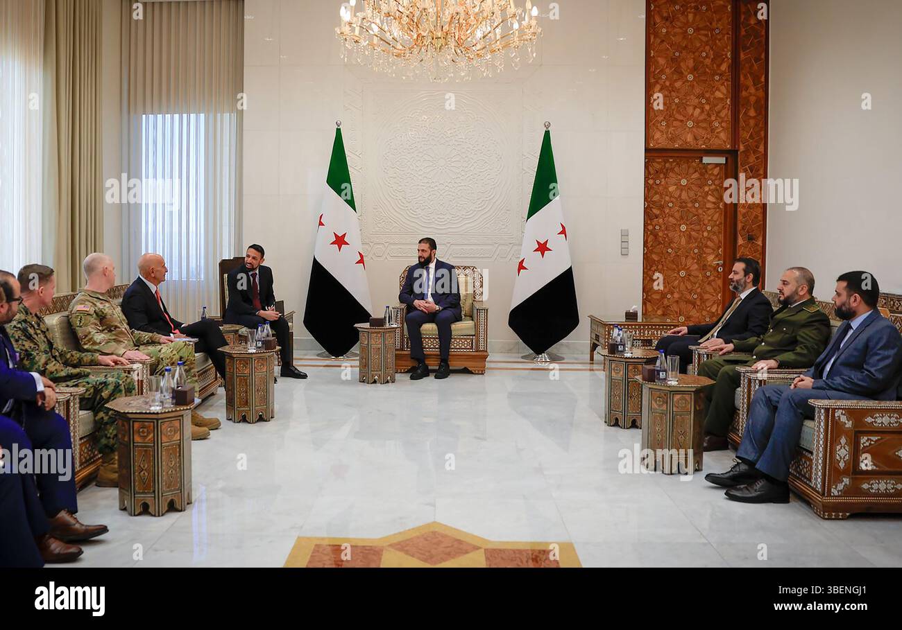 Il presidente ad interim Ahmed al-Sharaa (C) riceve l'inviato speciale degli Stati Uniti per la Siria Thomas Barrack (4-L) a Damasco, Siria, giovedì 29 maggio 2025. L'ambasciata americana in Siria è stata chiusa dopo la repressione di Assad su una rivolta anti-governativa scoppiata nel 2011 e poi sfociata in una guerra civile. Foto della Syrian Arab News Agency (sana)/UPI Credit: UPI/Alamy Live News Foto Stock