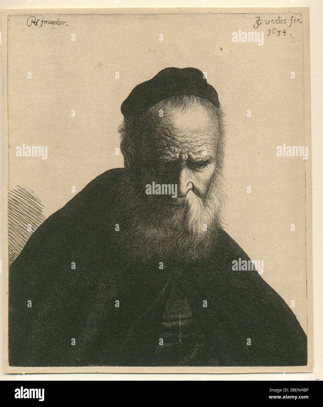 Questa incisione di Jan Gillisz. Van Vliet (1634) è basato sul dipinto di Rembrandt di un uomo anziano con barba e cappello, che mette in evidenza l'uso della luce e dell'ombra. L'opera fa parte della serie incisa di Rembrandt e riflette l'influenza dello stile di Rembrandt. Foto Stock