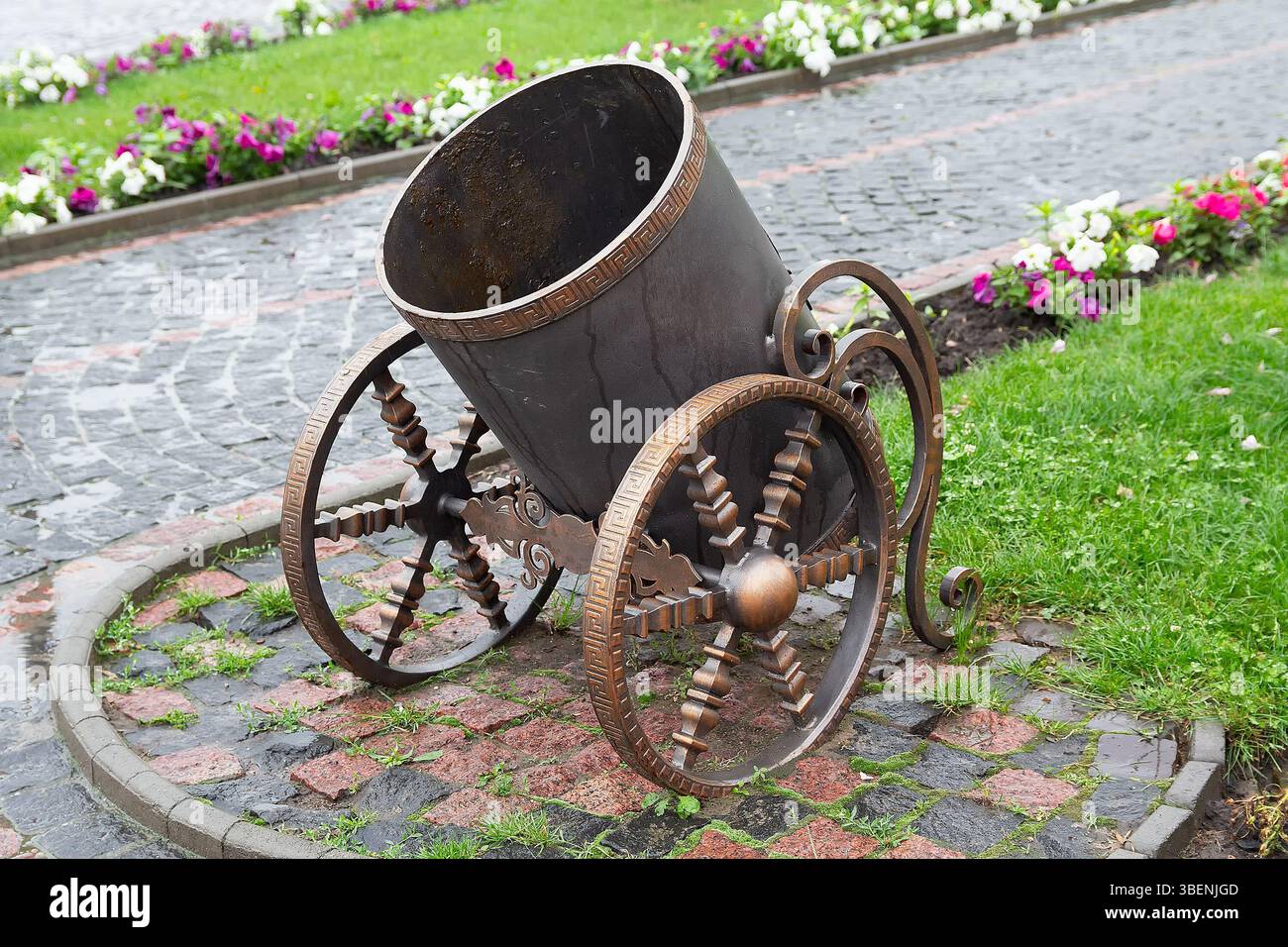 Urna di spazzatura su una strada cittadina stilizzata come un vecchio cannone. Architettura Foto Stock