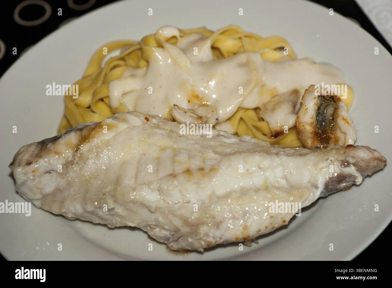 Filetto di rana con tagliatelle (Lophius piscatorius) Foto Stock
