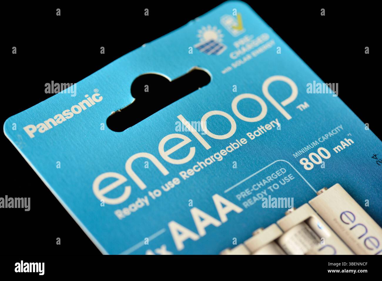Primo piano della confezione delle batterie ricaricabili AAA Panasonic Eneloop che mostra i dettagli del prodotto, il marchio e la capacità di 800 mAh su un design ecocompatibile Foto Stock