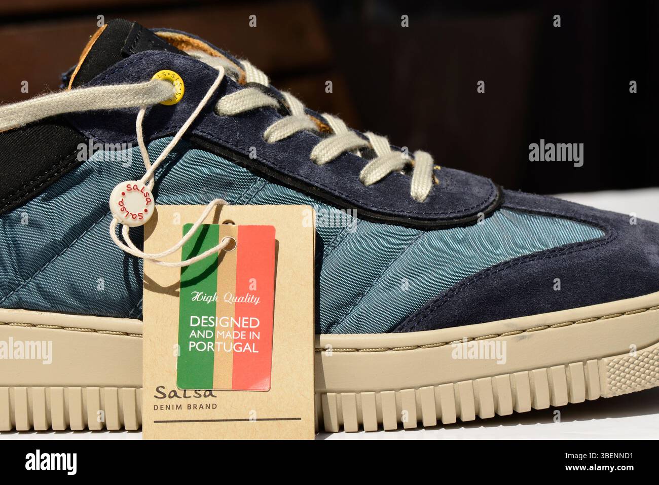 Etichetta salsa Denim sulle scarpe da ginnastica, primo piano del marchio portoghese noto per le calzature di alta qualità e il design moderno Foto Stock