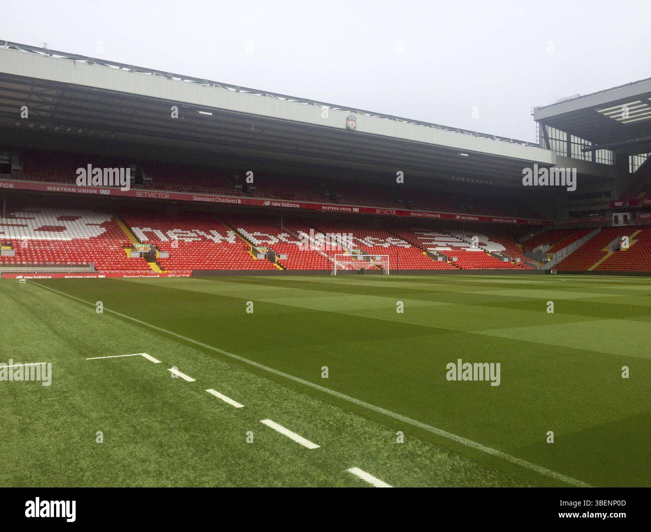 Uno stadio di calcio vuoto con erba verde Foto Stock