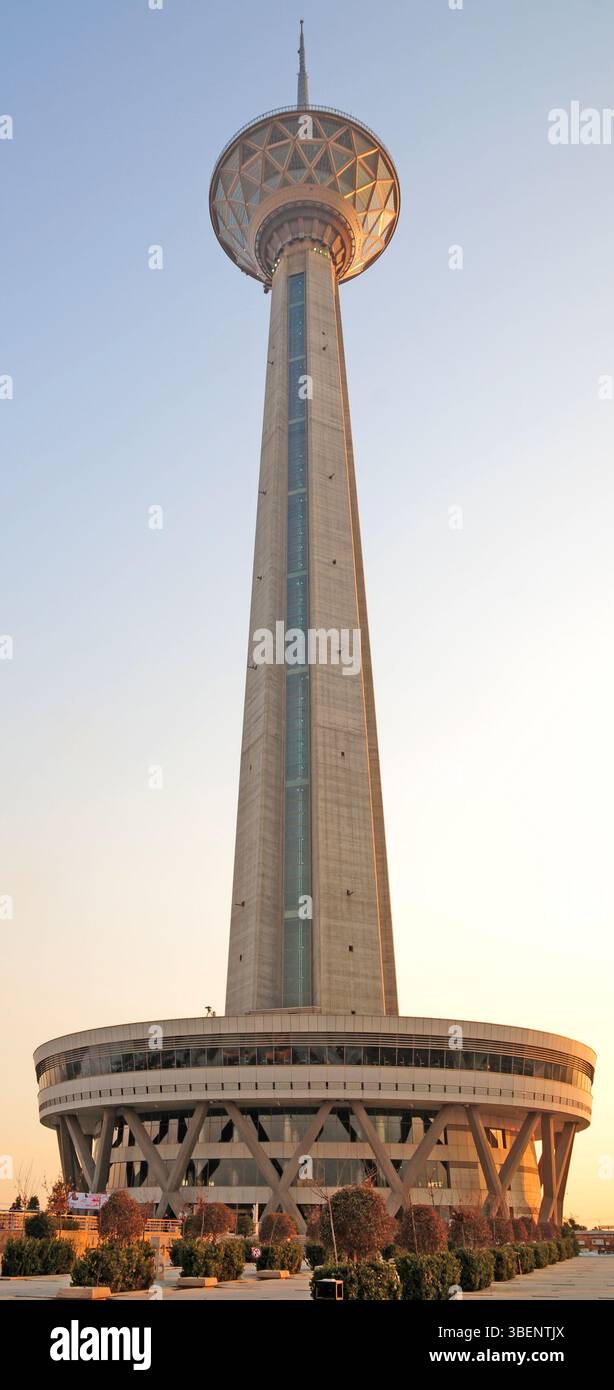 La Milad Tower di Teheran, Iran, è una delle torri più alte del mondo. Foto Stock