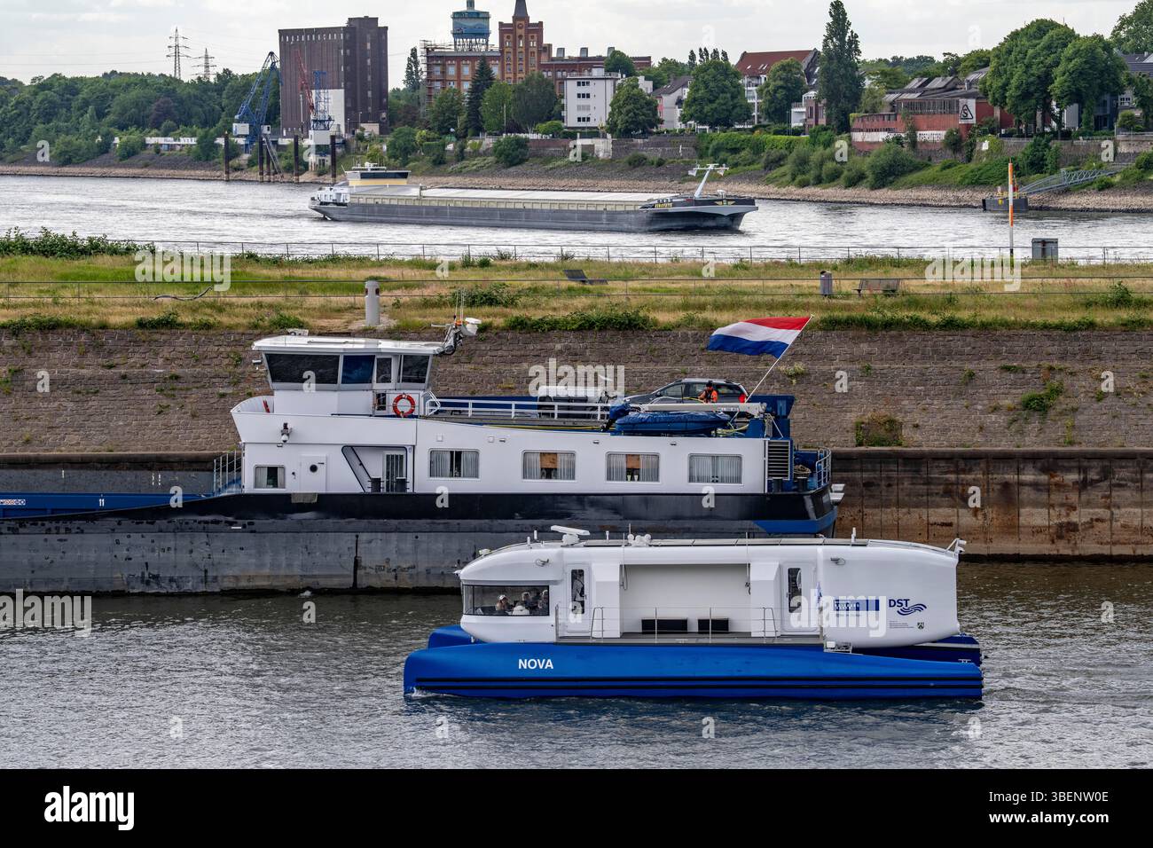 Nave di ricerca Nova, sul Reno, nel porto interno di Ruhrort a Duisburg, catamarano di 15 metri con pannelli solari e propulsione elettrica, che funge da Foto Stock