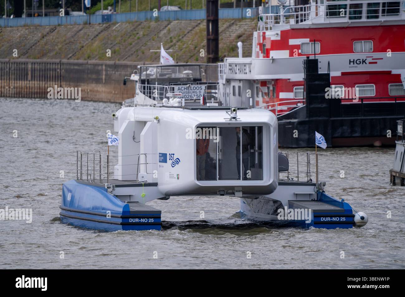 Nave di ricerca Nova, sul Reno, nel porto interno di Ruhrort a Duisburg, catamarano di 15 metri con pannelli solari e propulsione elettrica, che funge da Foto Stock