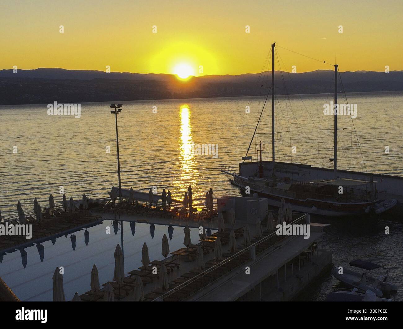 Tramonto al molo con le navi Foto Stock