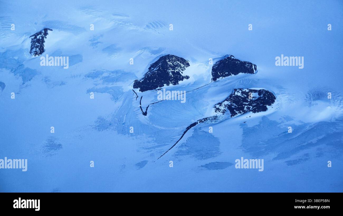 Vista aerea di un paesaggio glaciale nella Groenlandia sudorientale Foto Stock