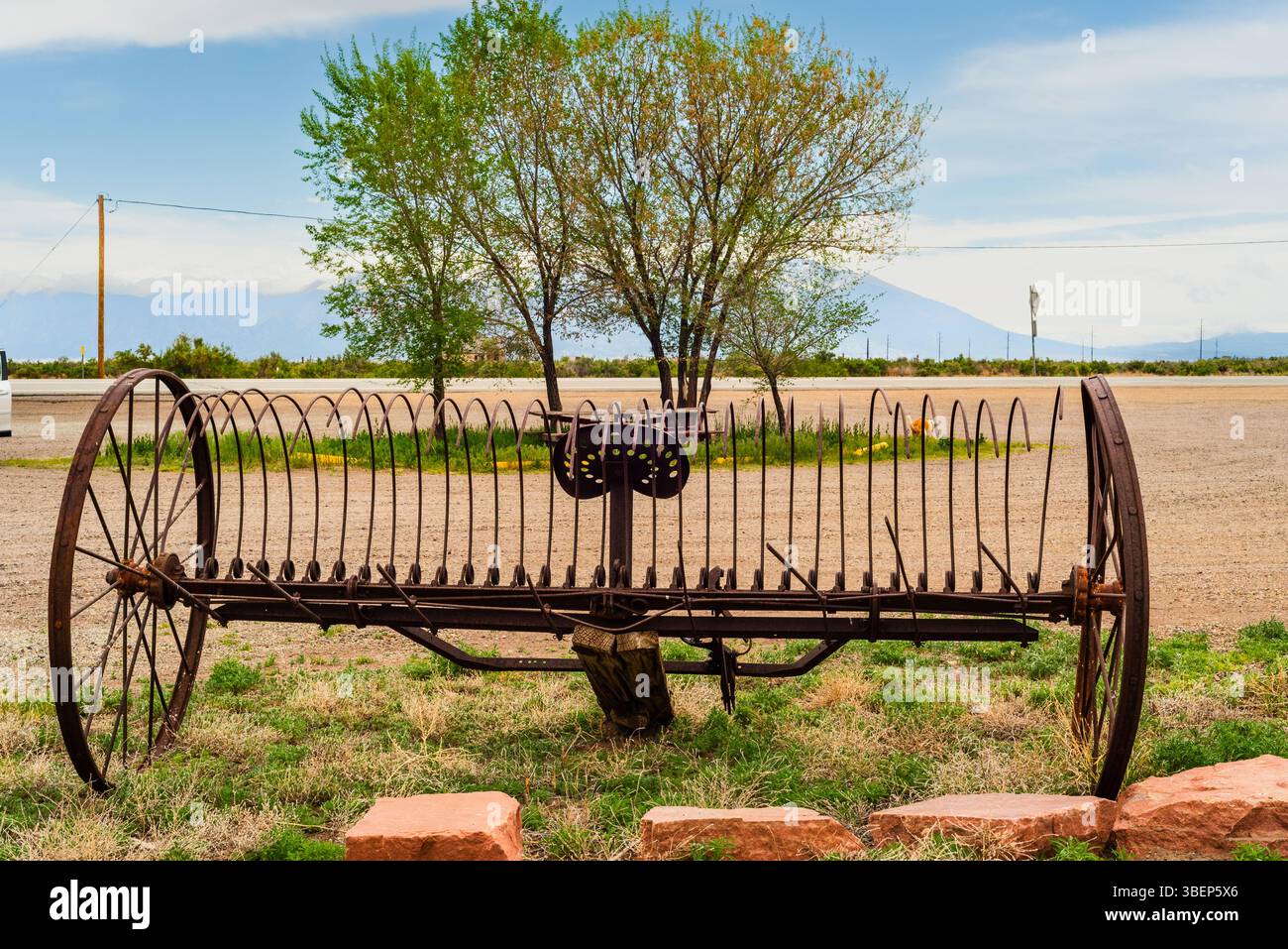 Rastrello di fieno trainato da cavalli in esposizione nell'alto deserto del Colorado meridionale, Stati Uniti. Foto Stock