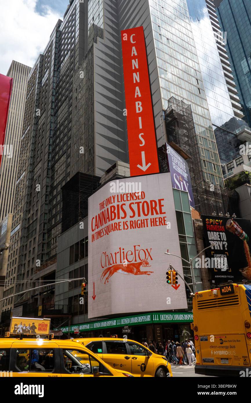 Charlie Fox è un dispensario di cannabis autorizzato situato a Times Square, 2025, New York City, Stati Uniti Foto Stock
