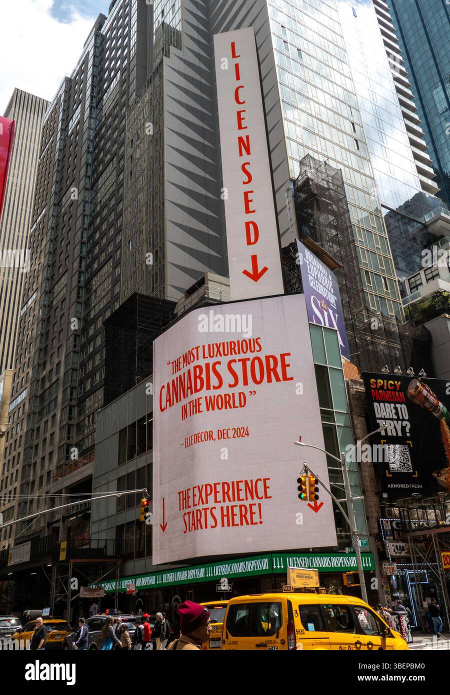 Charlie Fox è un dispensario di cannabis autorizzato situato a Times Square, 2025, New York City, Stati Uniti Foto Stock