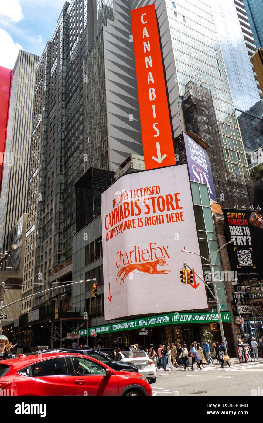 Charlie Fox è un dispensario di cannabis autorizzato situato a Times Square, 2025, New York City, Stati Uniti Foto Stock