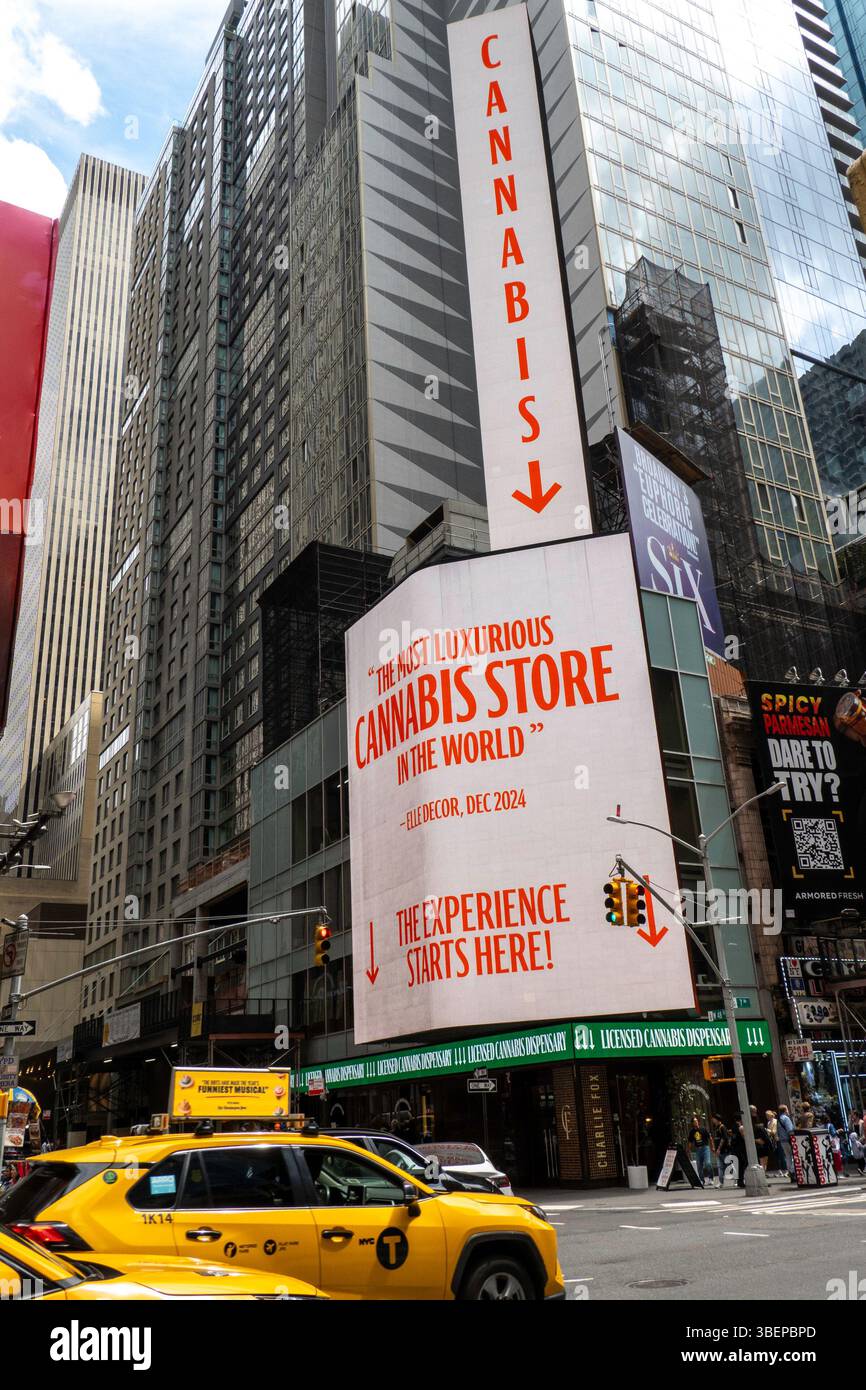 Charlie Fox è un dispensario di cannabis autorizzato situato a Times Square, 2025, New York City, Stati Uniti Foto Stock