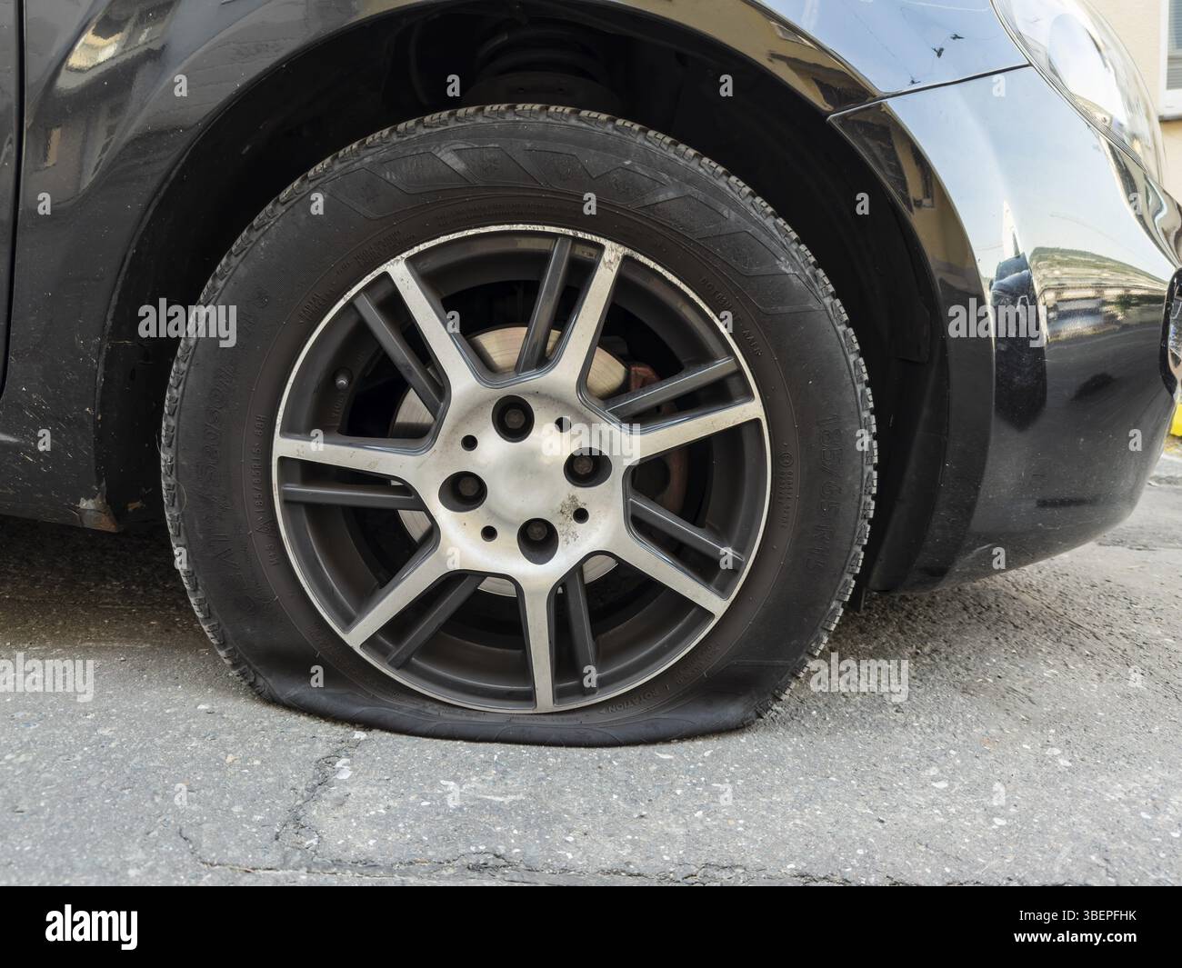 Uno pneumatico sgonfio su un'auto, Wuppertal, Germania, Europa Foto Stock