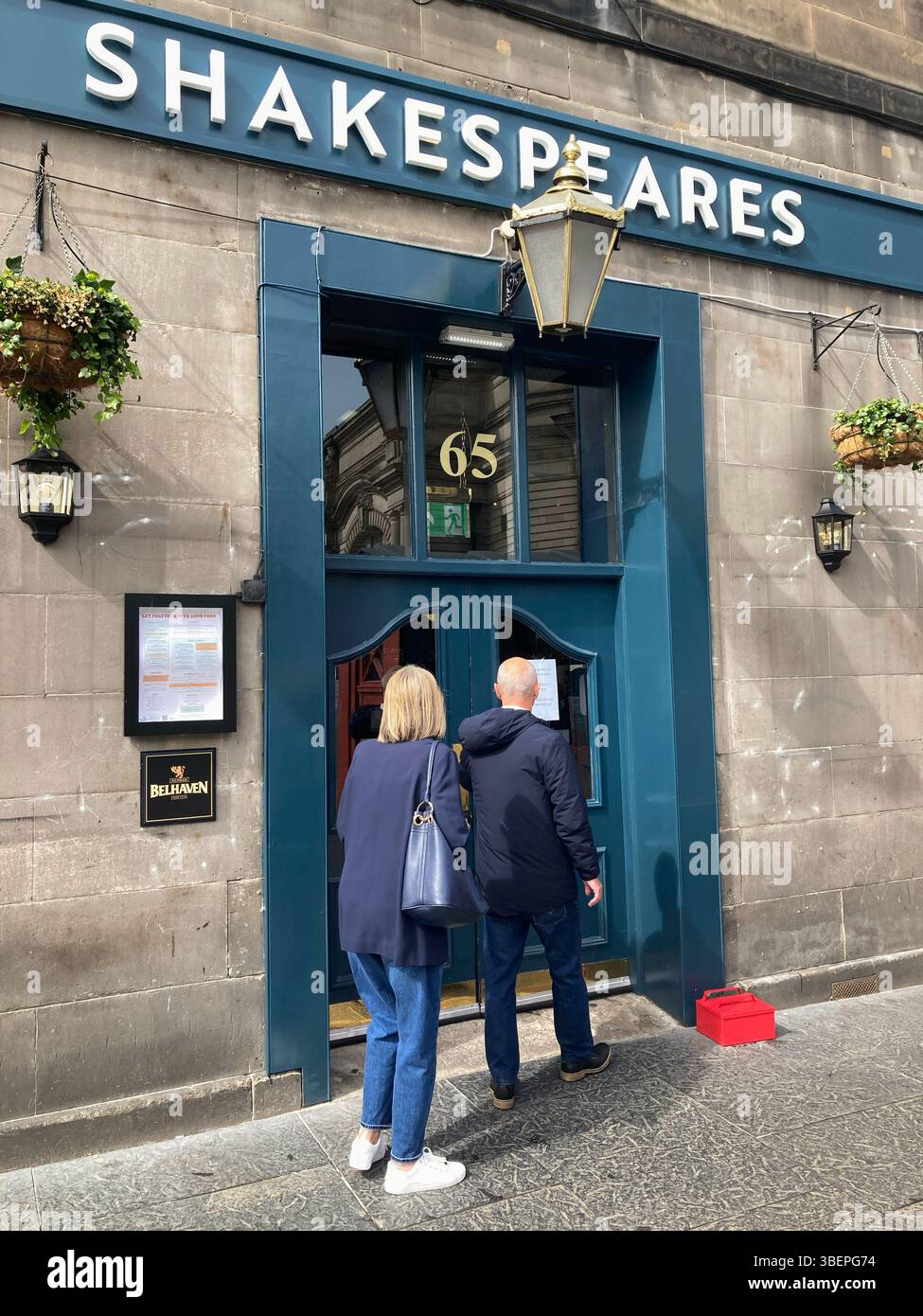 Pub di Shakespeare, Lothian Road, Edimburgo, Scozia - Immagine stock catturata con smartphone