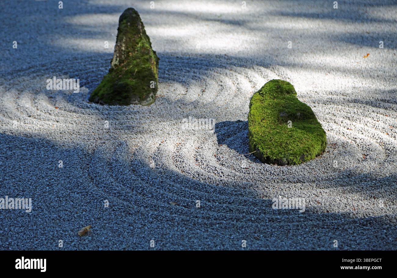 Stone in Sand and Stone Garden, Portland Japanese Garden, Oregon Foto Stock